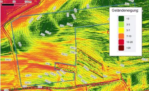 Map of the terrain slope of a project site in six classes from below 3 to above 20, with contour lines, elevation labels and a 100 m scale bar