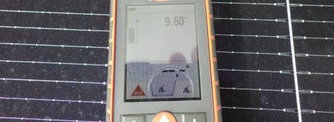 Digitaler Neigungsmesser auf einem Modul zeigt 9,60 Grad