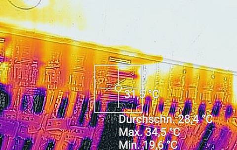 Wärmebild der Stringanschlüsse unter einem Wechselrichter mit Temperaturangaben