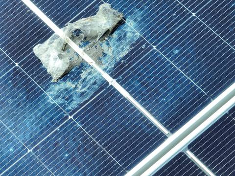 Drohnenaufnahme eines beschädigten Moduls: Glasbruch mit Fremdkörper auf der Moduloberfläche