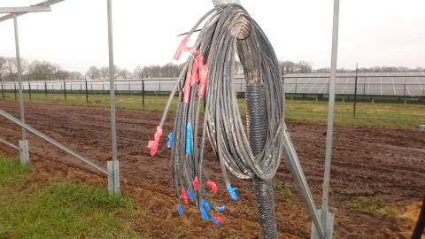 Gebündelte Stringkabel an der Unterkonstruktion während der Bauphase
