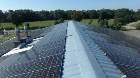 PV-Module auf einem Satteldach, Blick über den First