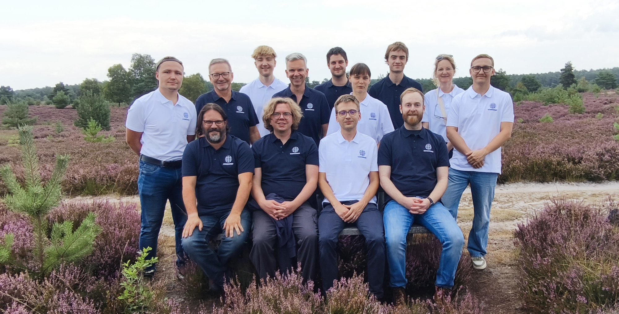 Gruppenfoto des SONNWINN-Teams in einer Heidelandschaft